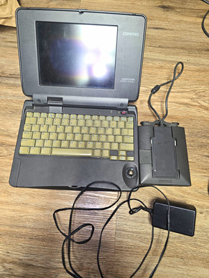 Compaq Contura Aero 4/33C Laptop Series 2833 w/ Power Adapter And Floppy Drive