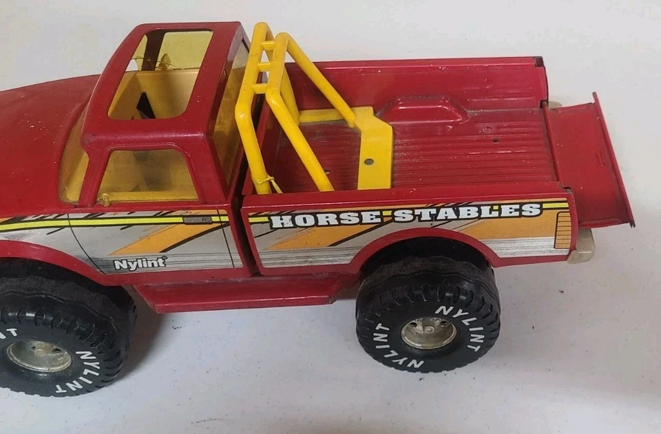 NYLINT METAL FORD TRUCK AND HORSE TRAILER NYLINT STABLES - Image 2 of 4