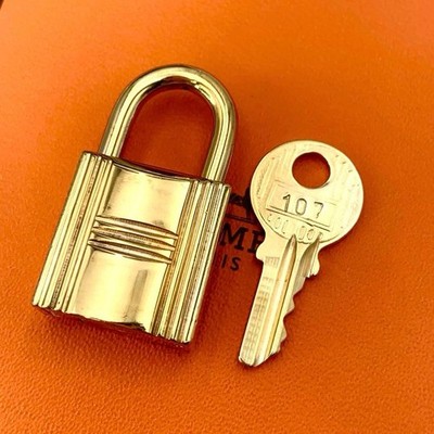 Hermes Cadena Vorhängeschloss Random Gold 24K Plated Lock Key Charm Rare Acce...