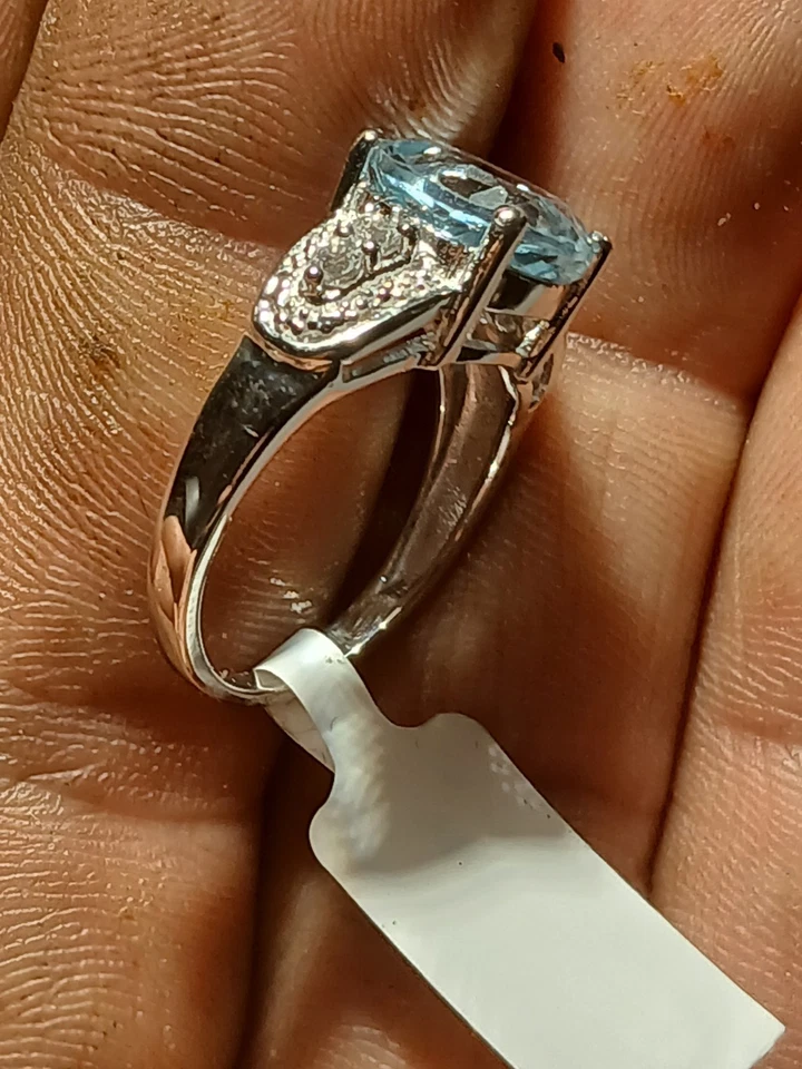 Anillo de oro blanco de 14 quilates sobre plata de ley maciza de 4,7 CTW topacio azul suizo talla 7 Foto 4 de 4