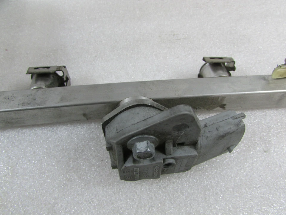 McLaren MP4-12C, RH, riel de combustible derecho, usado Foto 2 de 4