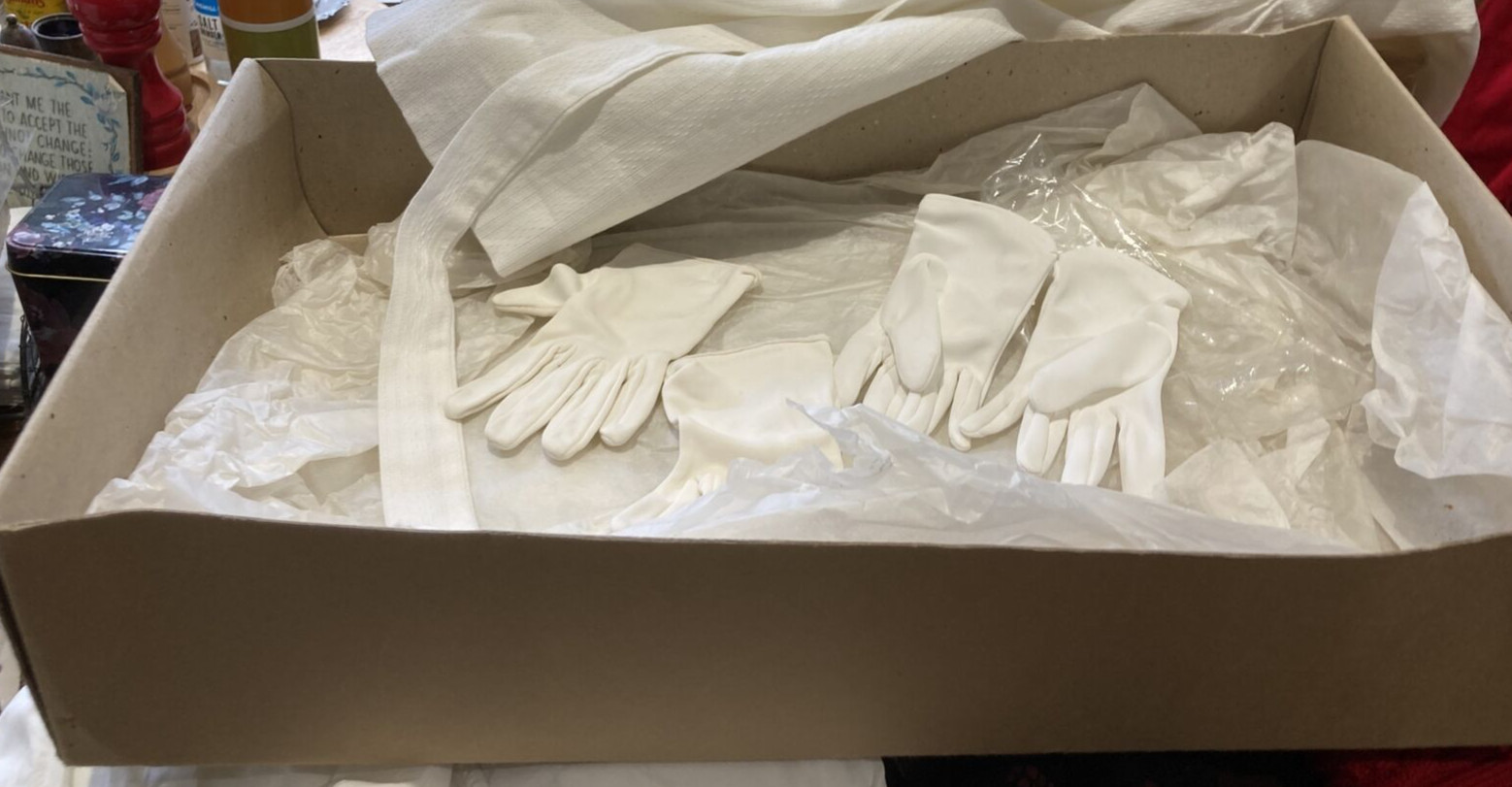 Vintage 1950s/60s Holy Communion Dress, Veil, Headpiece & 2 pairs of Gloves 7
