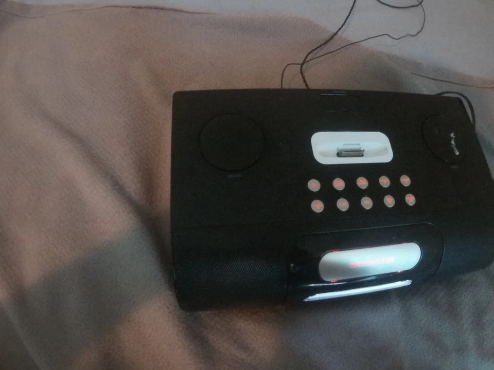 SALE! iLuv Clock Radio with iPod Dock i177BLK - Image 3 of 4