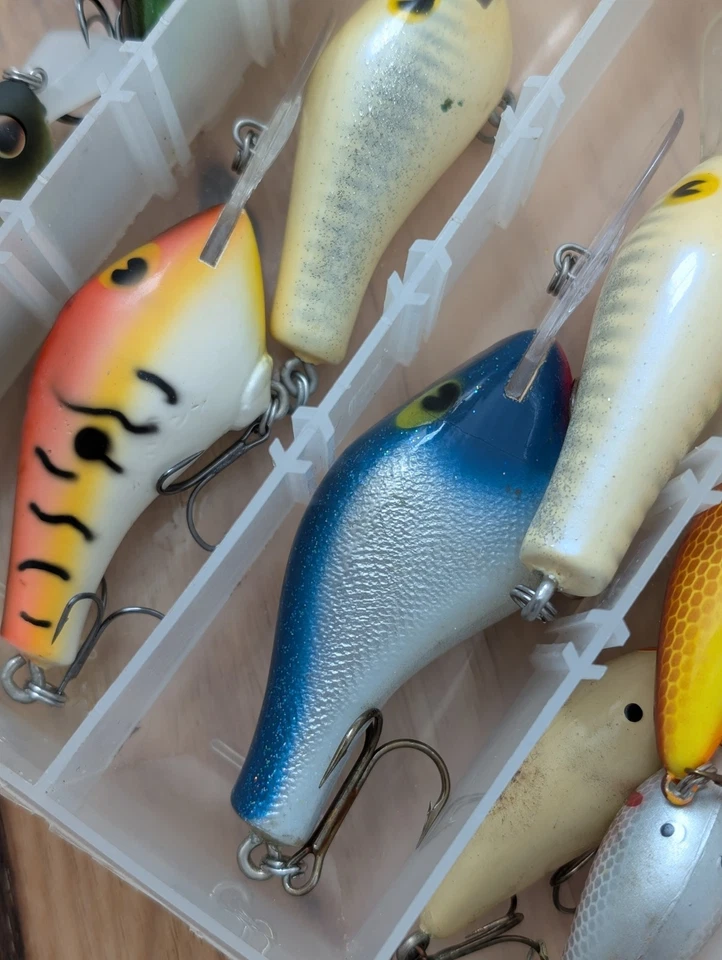 Vintage Crankbait Box Lot (20) Bomber Screwtails, Bagley, Poes und mehr - Bild 4 von 4