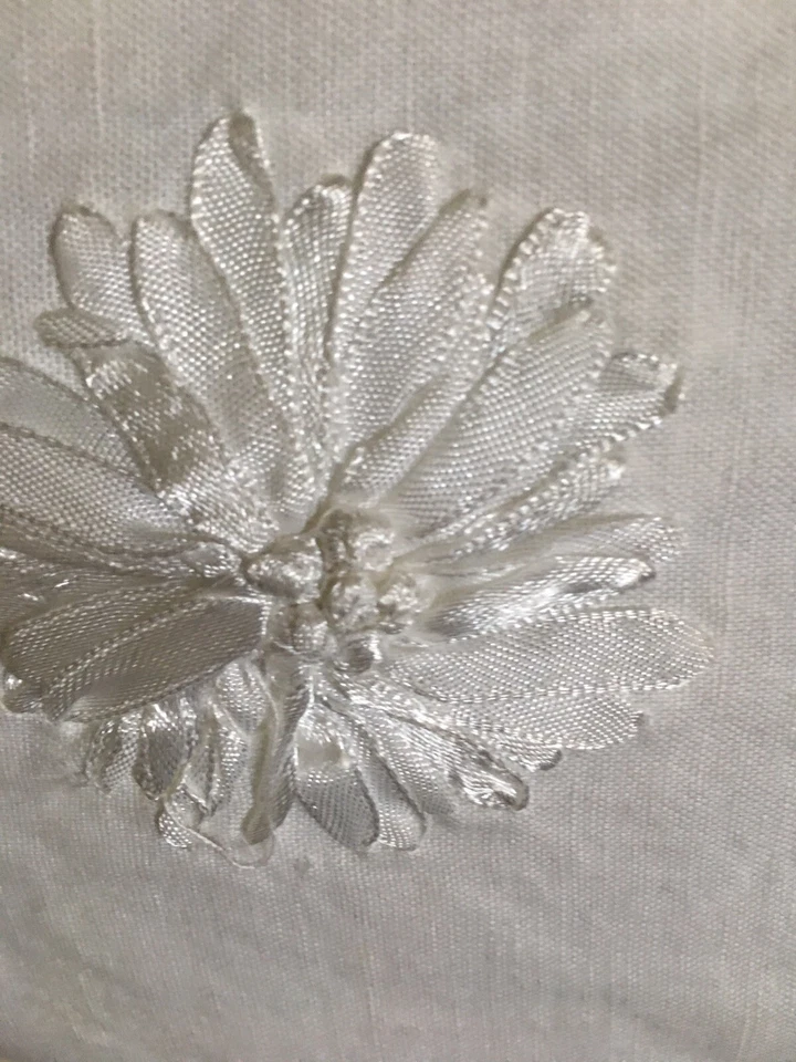 ALMOHADA DECORATIVA KATE SPADE RIBBON BLOSSOM 1 pieza 16" cuadrada blanca nueva con etiquetas hermosa Foto 2 de 4