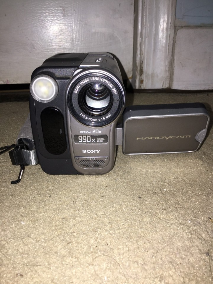 Sony DCRTRV280 Digital8 Camcorder inlcudes carrying case & video