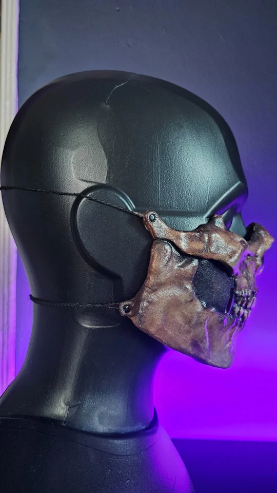 Máscara de barbilla de calavera de látex hecha a mano para adultos - Hecha y pintada por Lala Co. Foto 4 de 4