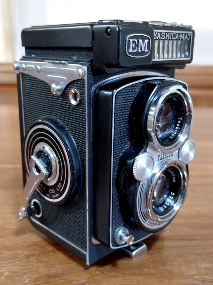 Yashica MAT EM Twin Lens Reflex Camera with leather case - image 3 of 4
