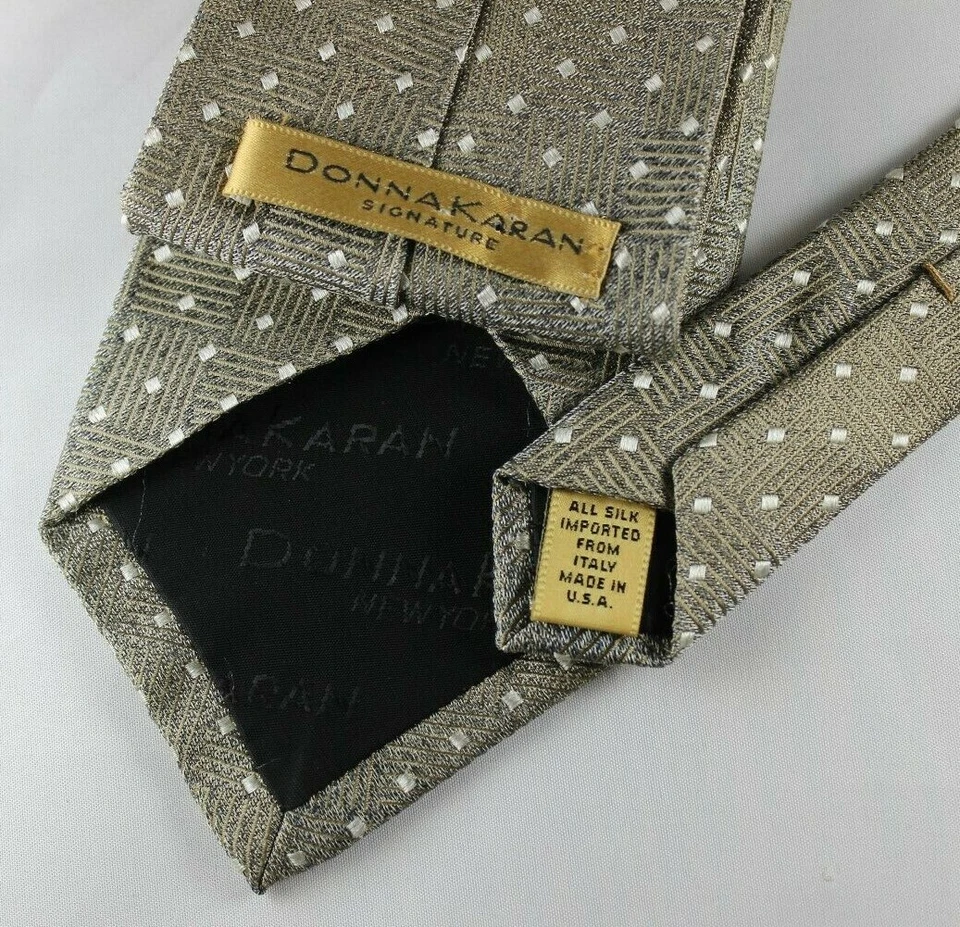 Corbata de seda Donna Karan Signature, dorada con puntos 58" de largo 3-3/4" de ancho, hecha en EE. UU. Foto 3 de 3
