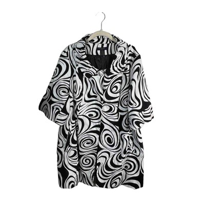 E-col-o-gie Woman Black and White Swirl Coat