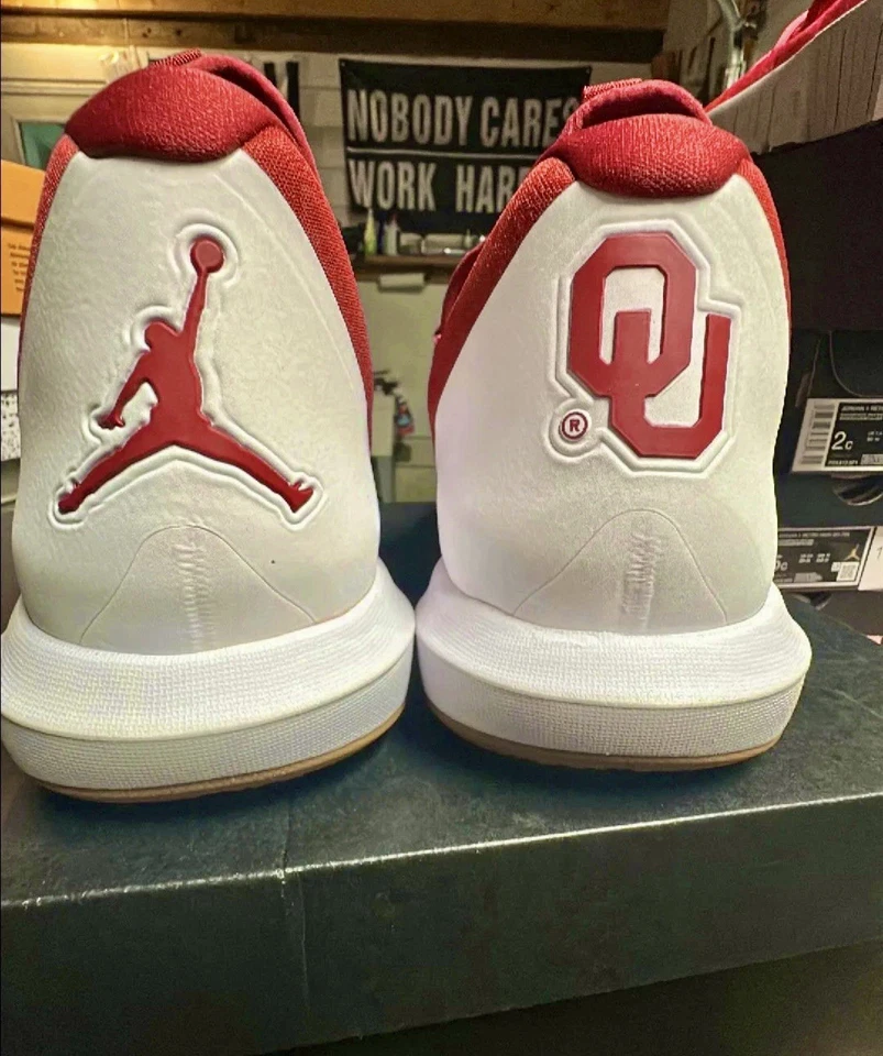 15m NUEVO EN CAJA JORDAN TRAINER 3 OKLAHOMA SOONERS TEAM CARMESÍ TALLA 15 Foto 2 de 4