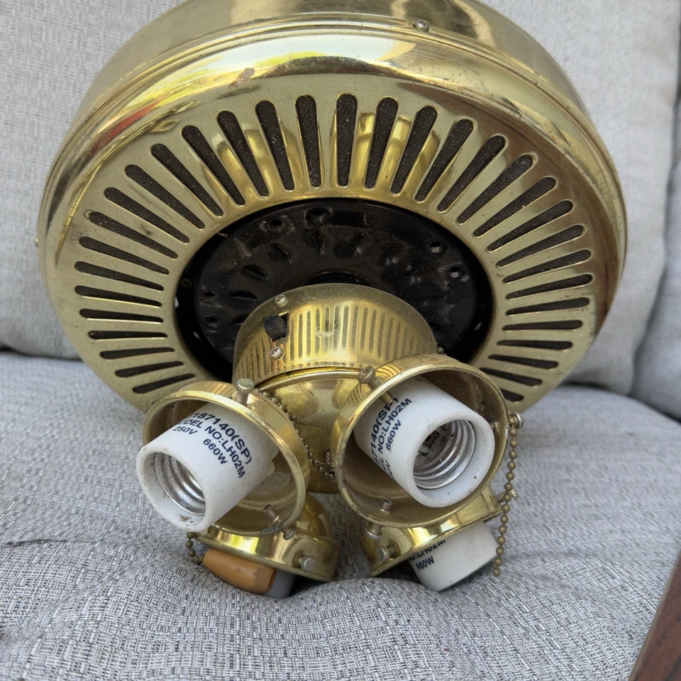 Vintage brass ceiling fan with Light Fixture / 5 Blades - Image 4 of 4