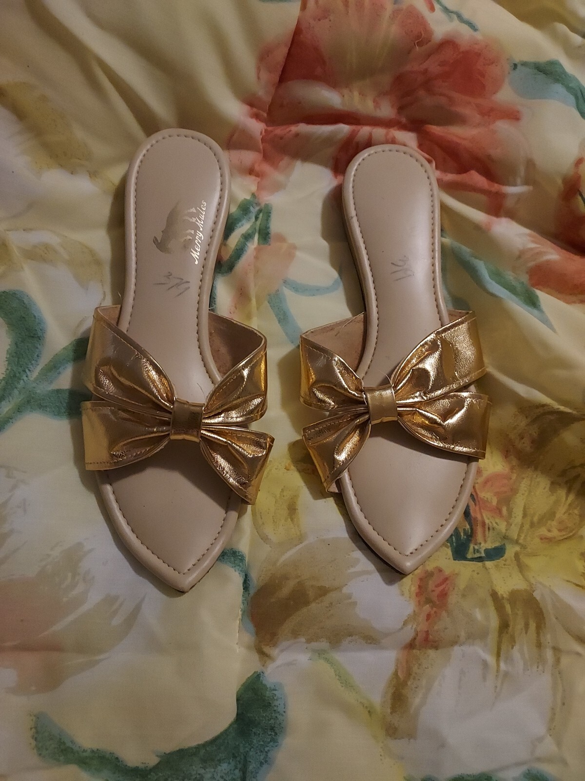 PANTOFOLA D’ORO Pantofole Merry Mules vintage 1960 oro punta aperta scarpe elfo a punta 5 5 ? Vedi misura