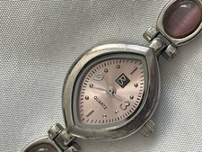 Versilberte Damen-Armbanduhr mit Katzenaugen-Steinen