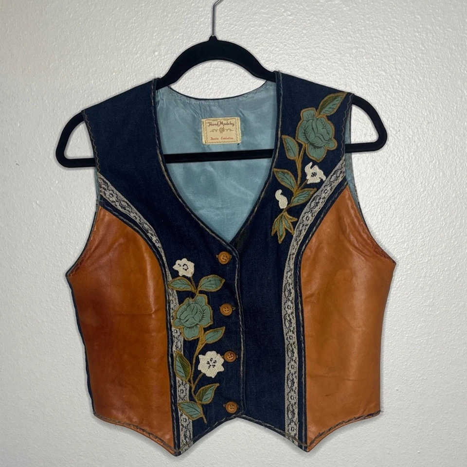 Chaleco ajustado bordado occidental hecho a mano por Denim Evolution para mujer Foto 2 de 4