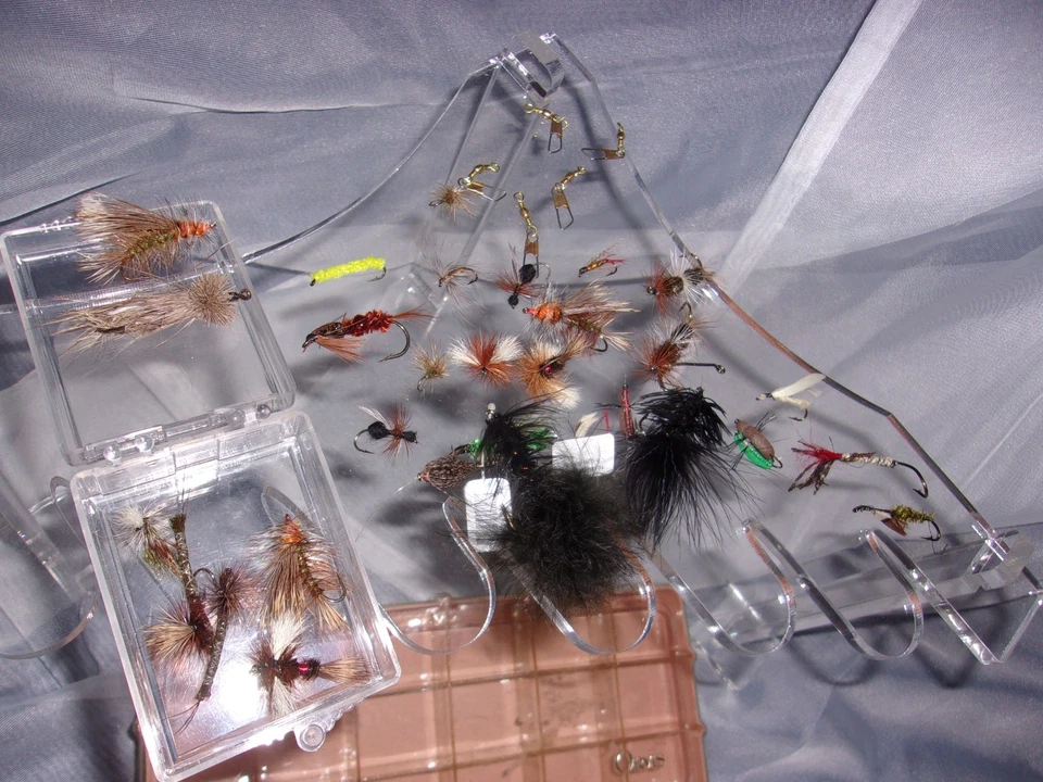 Caja de moscas de aluminio Perrine "Calidad esterlina" y caja de moscas de plástico Orvis con moscas  Foto 4 de 4