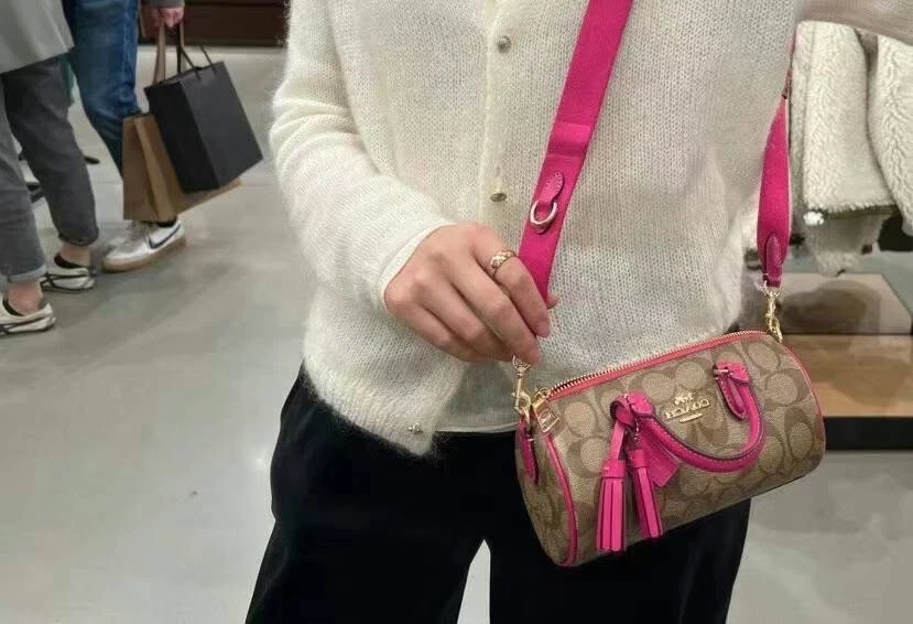 Coach CB874 Tracolla in pizzo nuova con etichette in tela e pelle cachi ciliegia