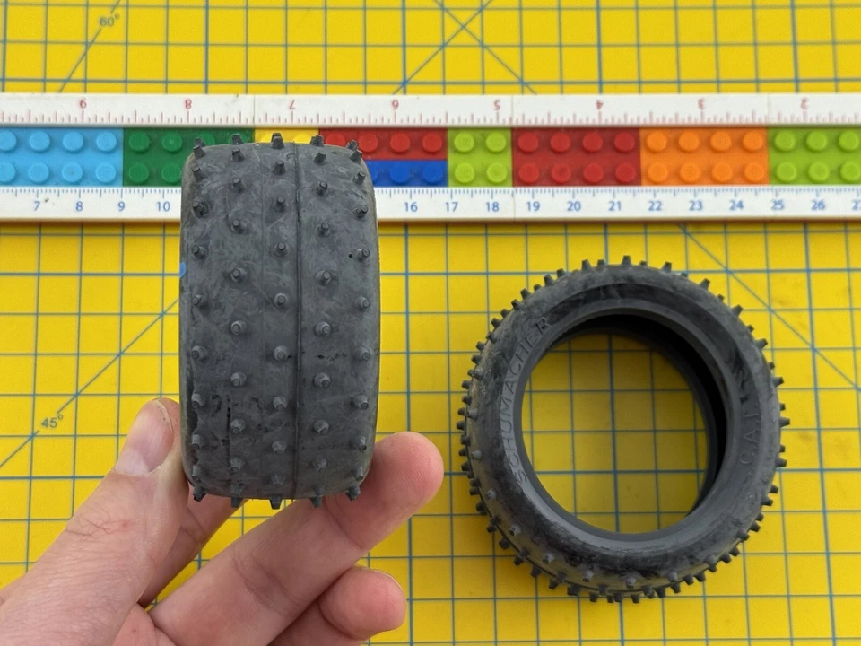 Schumacher T690H Reifen 1:10 Offroad Hinten (2 Stk) Vintage Modellbau - Bild 3 von 3