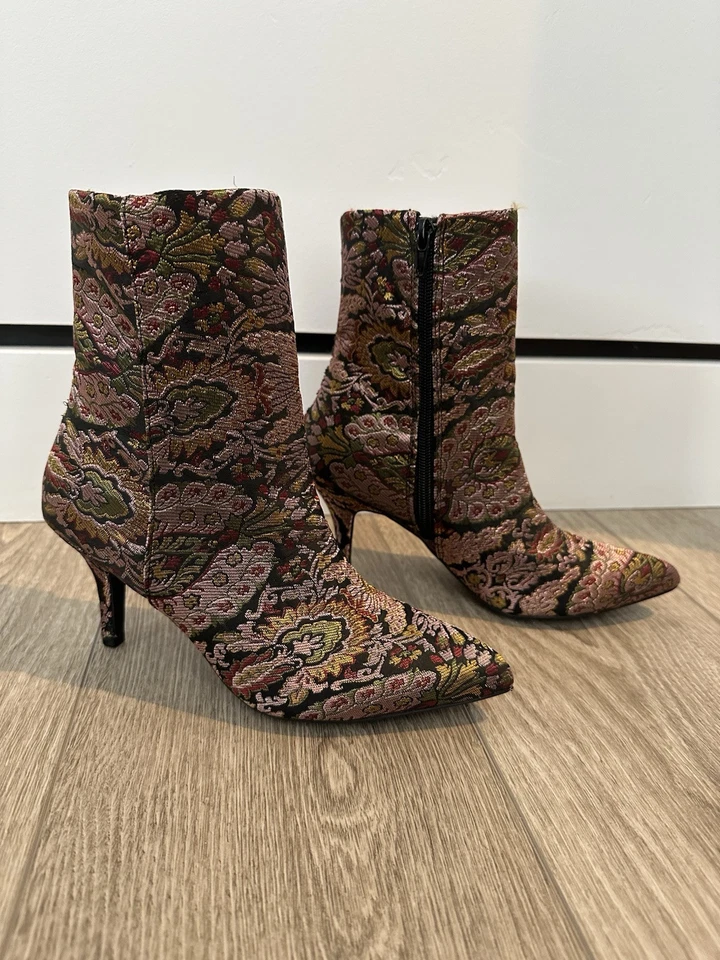 Botín de tacón bajo punta puntiaguda de tela floral Qupid talla 6 NUEVO Foto 4 de 4