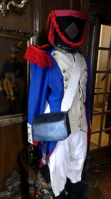 UNIFORME DE SOLDAT DU IER EMPIRE AVEC SHAKO HABIT VESTE PANTALON GIBERNE GUETRES - Photo 1/4