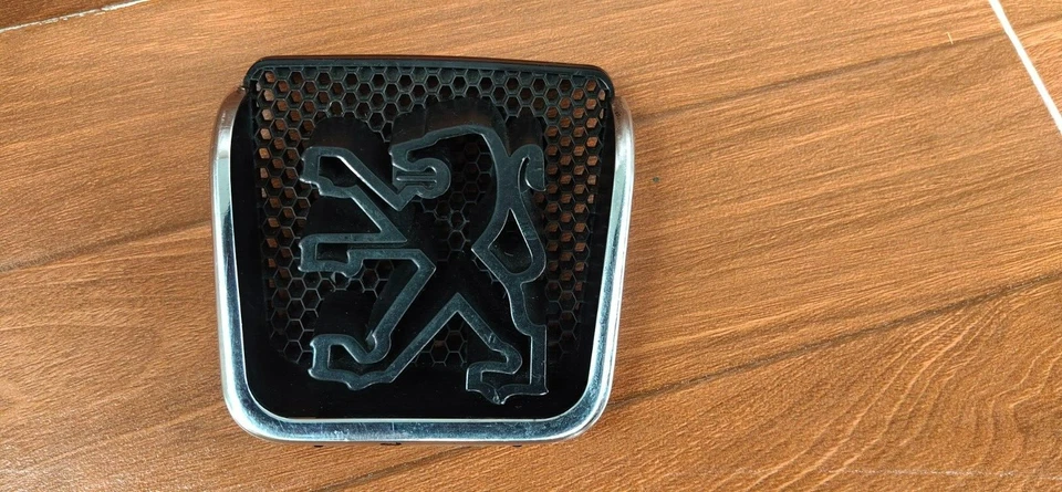 Rejilla delantera Peugeot emblema logotipo insignia original de fábrica OEM PN 96167215771ND Foto 4 de 4