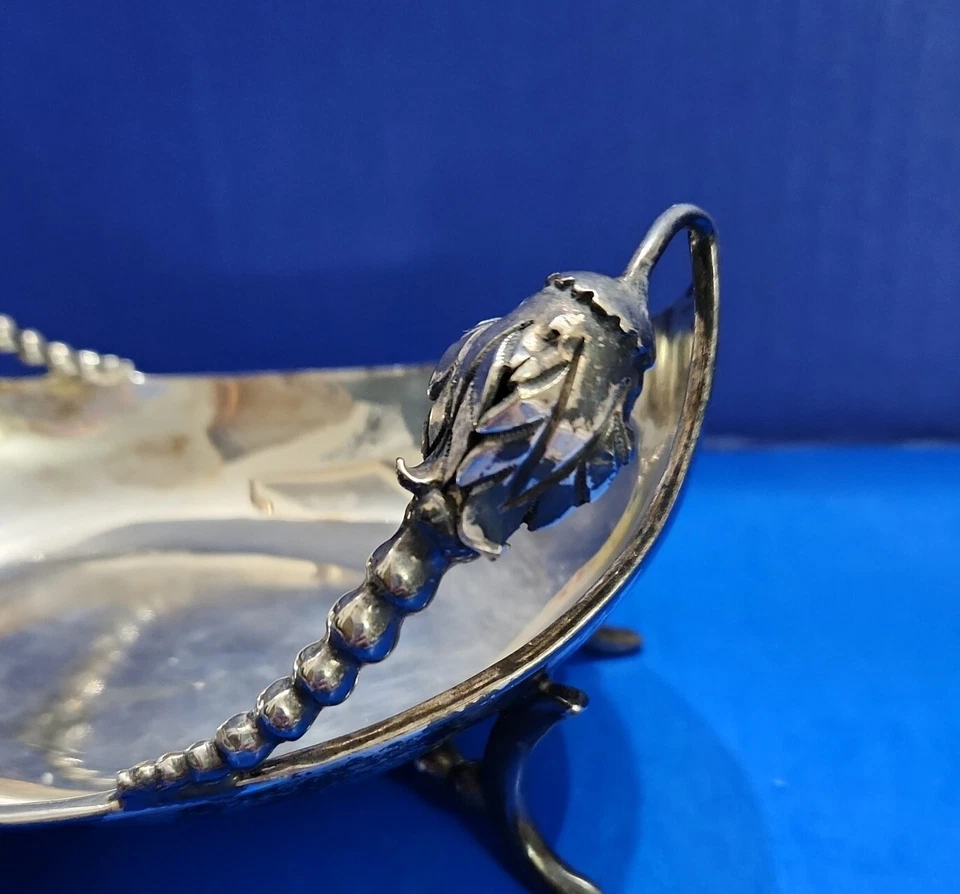 Plato con patas Art Nouveau con brotes de rosas firmado México Plate Co firmado por artista "PG" Foto 2 de 4