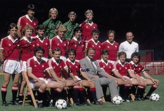 LOW START BID AUTOGRAPHED 12 x 8 PHOTO : MAN UNITED SQUAD @ OLD TRAFFORD