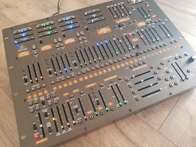 Behringer 2600