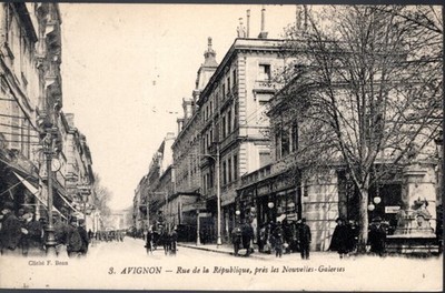 D03154 - postcard84 - Avignon rue de la republique near the new galleries