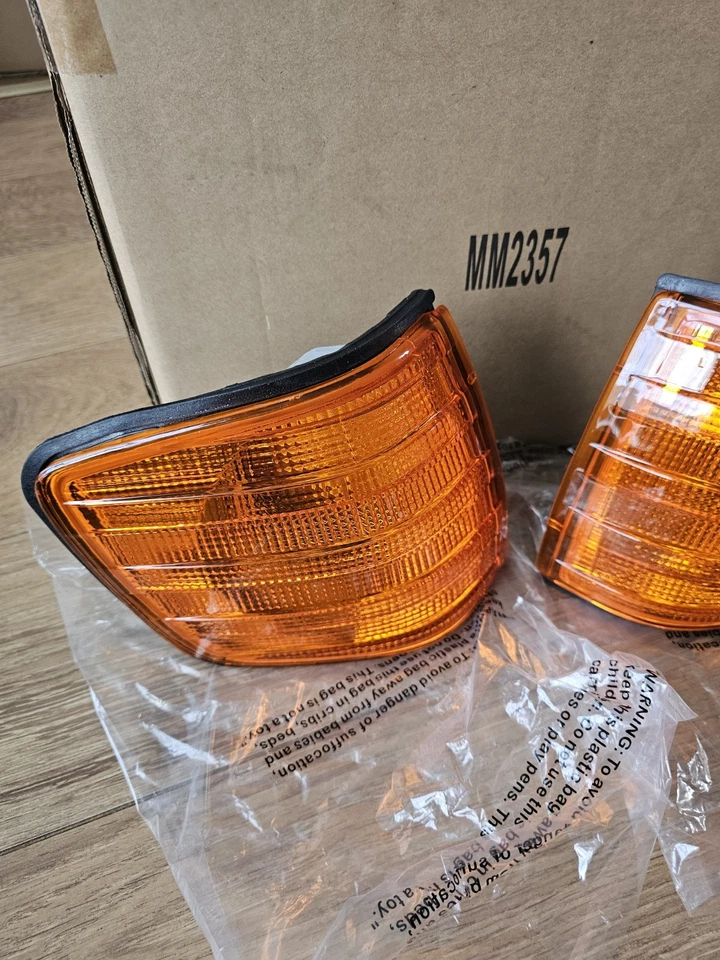 Mercedes Benz W116 Indicator Lamp Light Right LEFT Side Front SET - Image 2 of 4