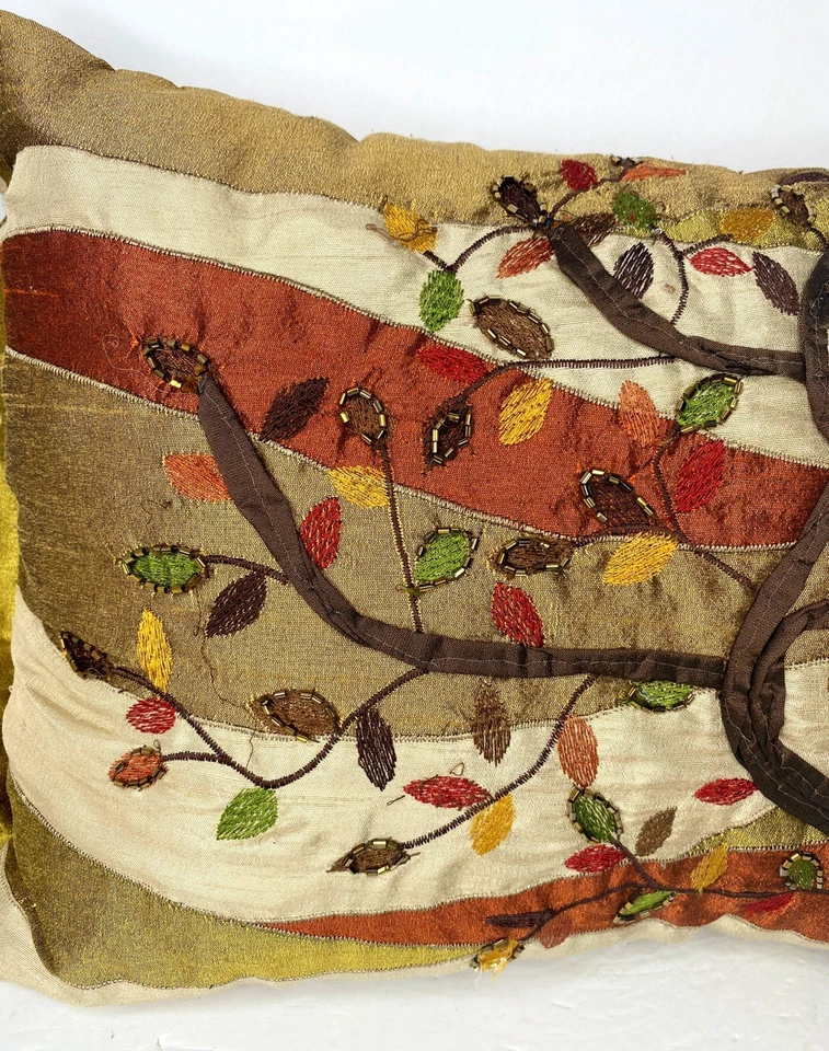 Almohada Pier 1 Imports Árbol de la Vida Bordada con Cuentas Verde Óxido 19x13 Foto 4 de 4