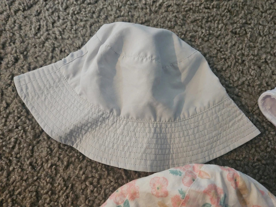 Sombreros y Gorros Bebé, Lote de 7, Colores Pastel Multicolor, Usados Usados en Excelente Condición Foto 3 de 4