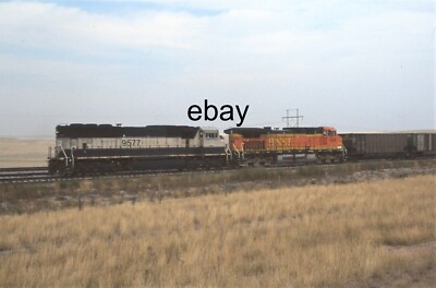 35 mm Eisenbahn-Dia - American BNSF Loks 9577 & 5608 @ Newcastle, WY, USA