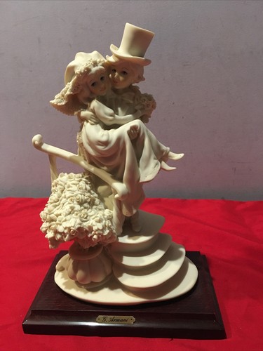 GIUSEPPE ARMANI "LITTLE BRIDE AND GROOM ON STAIRS" FIGURINE 1988 RETIRED - 第 2/12 張圖片