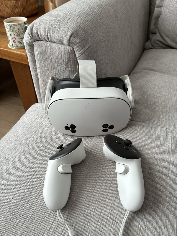 Meta Quest 3S Virtual Reality Headset 128GB