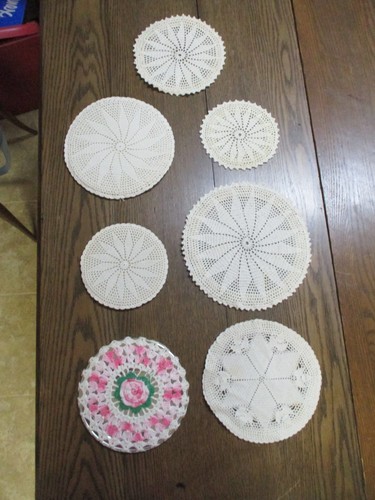 VINTAGE LOT OF 7 TEA HOTPADS, 6 CREAM COLOR, 1 PINK ROSES- DIA. 6 IN TO 9 IN