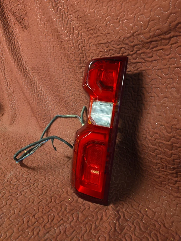 Base de luz trasera para conductor Chevy Silverado LH 2019-202585603099 usada OEM P9676 Foto 4 de 4