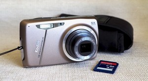 Kodak Easyshare M550 12MP compact digital camera with battery & memory card Y2K