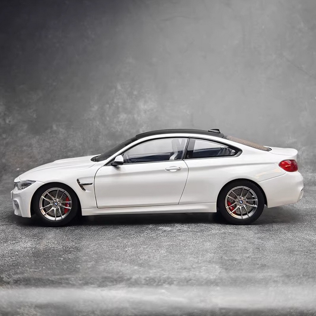 PARAGON 1/18 Scale BMW M4 F82 White Diecast Car Model Collection