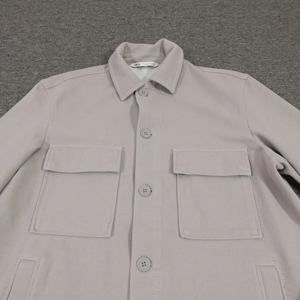 Zara Hombre Chaqueta Para Hombre Gris Botón Frontal Utilidad Sobrecamisa Cazadora Bolsillos en el Pecho Foto 2 de 4