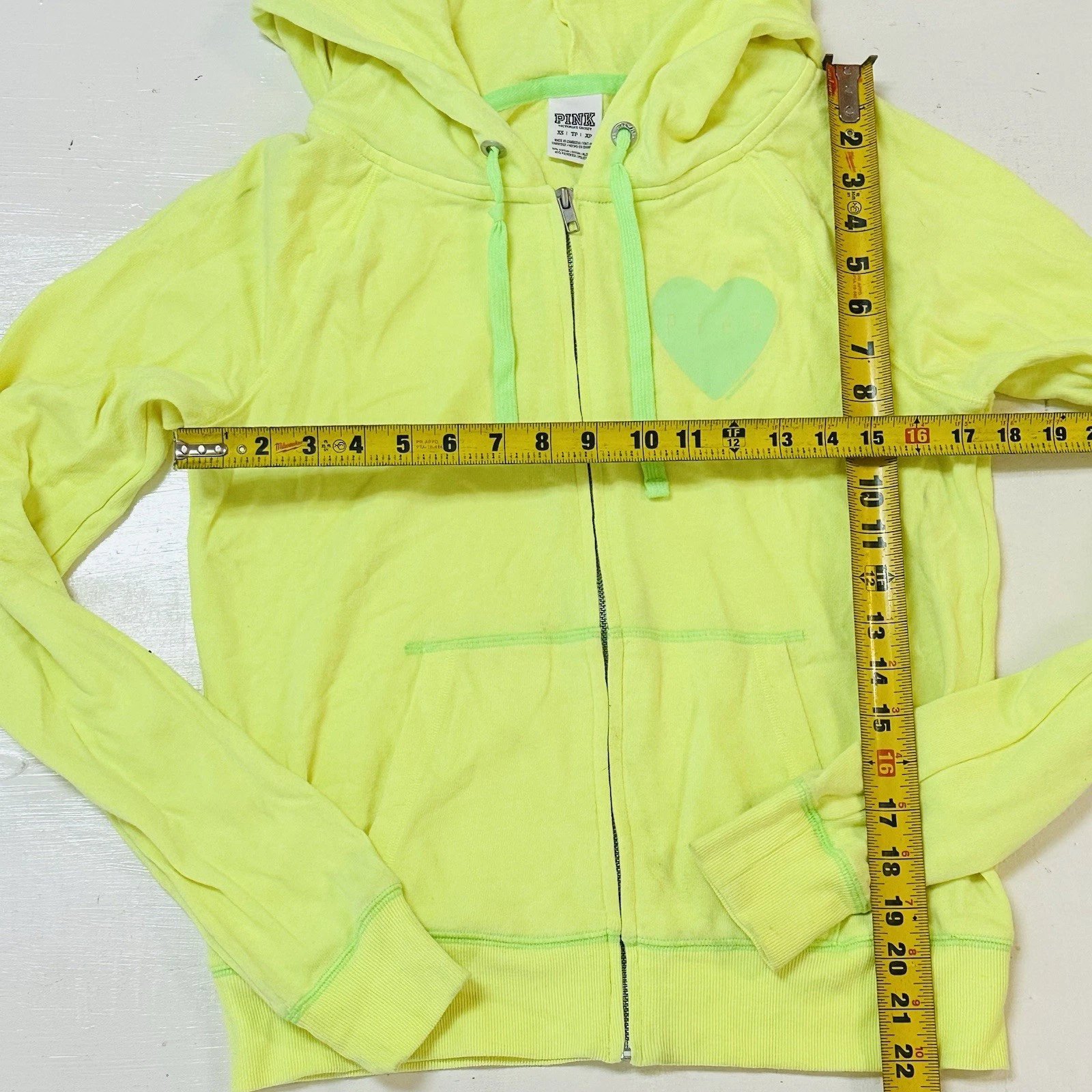 UNDERCOVER Giacca con cappuccio leggera Victoria's Secret rosa logo cuore giallo limone XS