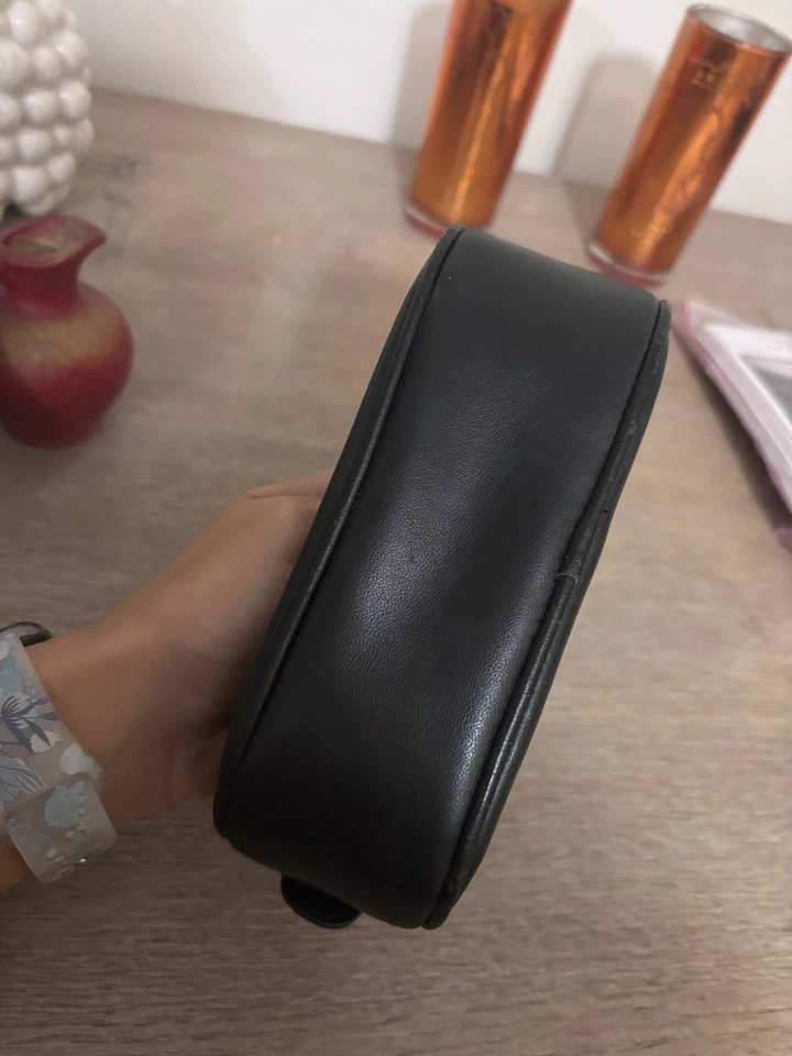 Bolsa Oliver Peoples de couro preta com fecho de zíper - Imagem 2 de 4