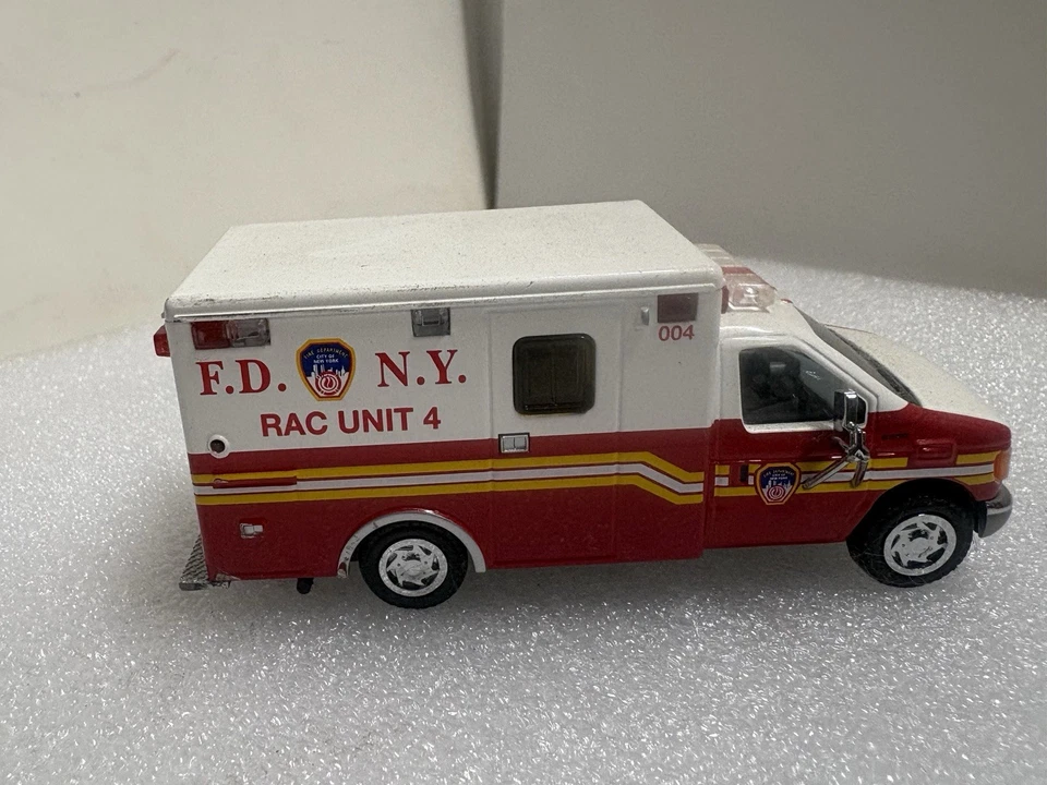 Code 3 1:64 Ford E350 Ambulance - New York Fire FDNY Rac Unit 4 Replica - Image 2 of 4