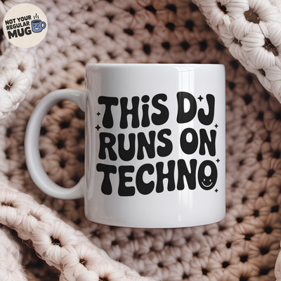 Lustige Techno DJ Tasse, This DJ Runs on Techno Kaffeetasse, Rave Liebhaber Geschenk für Ihn
