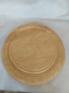 Antique style carved wooden breadboard round with score marks