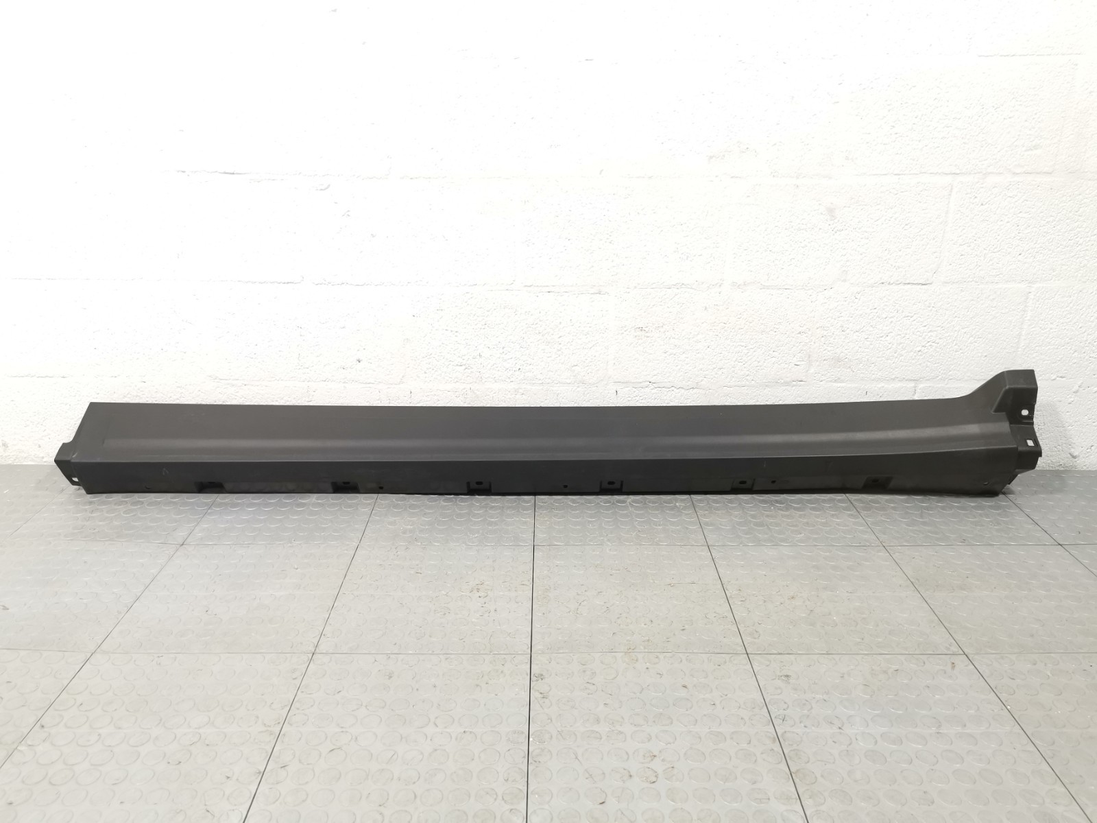 Maserati Levante 2018 AWD 3.0 L Left Driver Side Skirt Rocker Molding OEM
