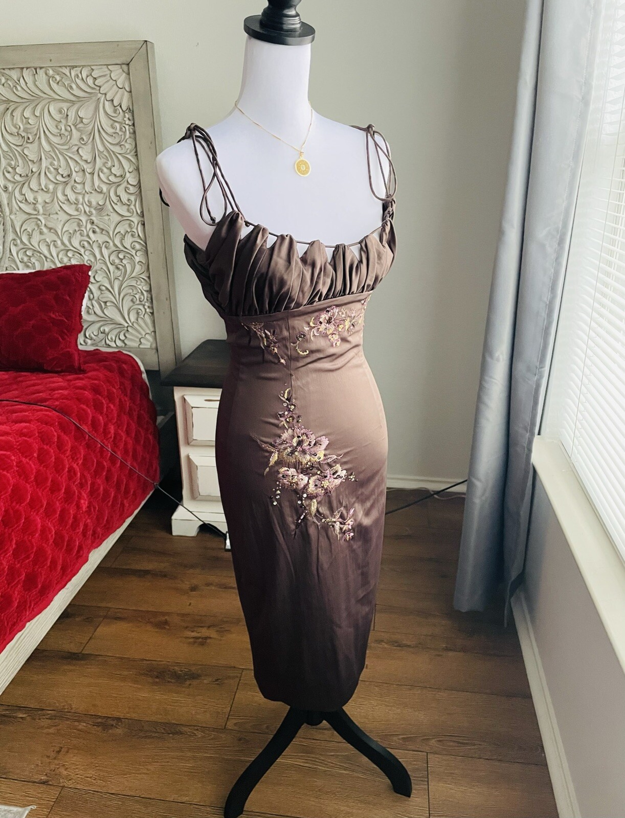 IMPRESIONANTE VESTIDO DE CÓCTEL MANDALAY MARRÓN CACAO BORDADO CON CUENTAS SATÉN 6