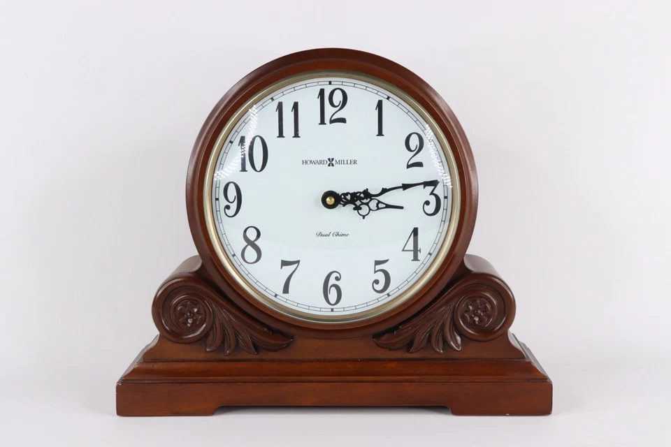 Howard Miller Desiree Chiming Cuarzo Abrigo Reloj Escritorio Mesa Reloj Madera Tallada Foto 2 de 4