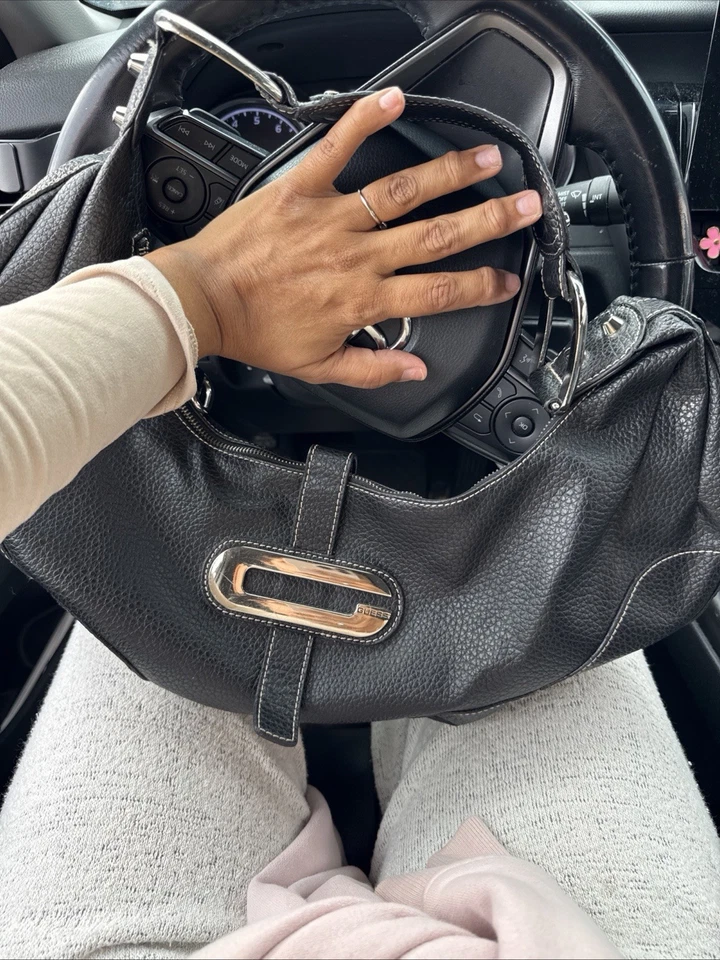 Bolso de Hombro Y2k Guess Cuero Sintético Negro Cartera Emblema Hebilla Excelente Estado Foto 3 de 3