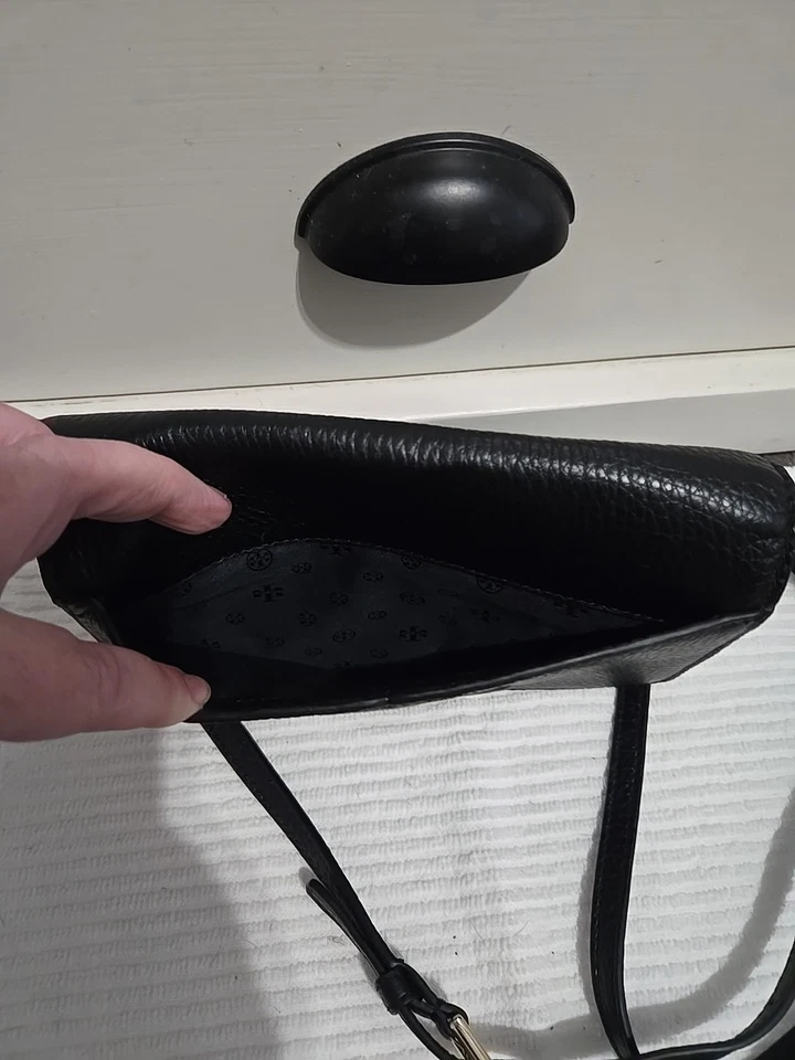 Tory Burch Bombe T 小号斜挎包黑色卵石皮革状况完好 — 第 2/4 张图片